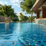 uma-piscina-de-hotel-com-fundo-de-mosaico-e-um-bar-aquatico-que-serve-bebidas-refrescantes
